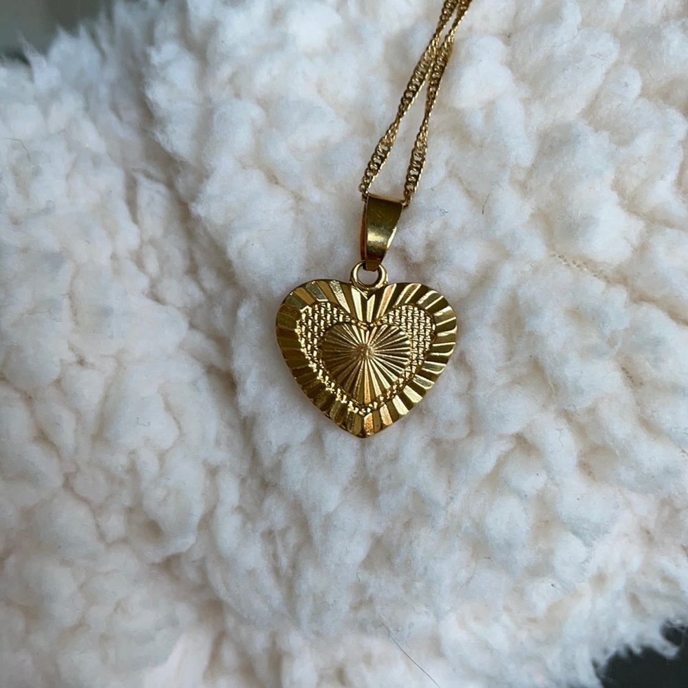 Vintage style gold tone fluted ribbed heart necklace